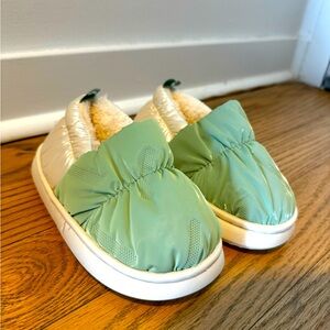 Kids slippers. Size 10.5-11.5. New